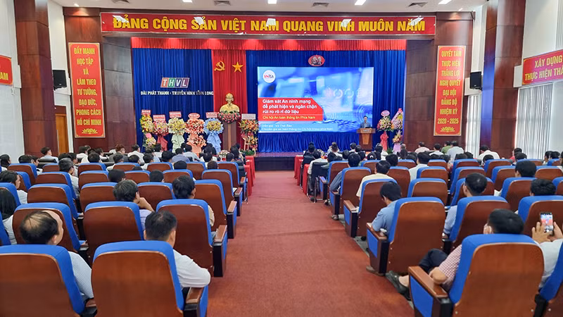 Chuyên gia về công nghệ thông tin trình bày tại hội thảo. 