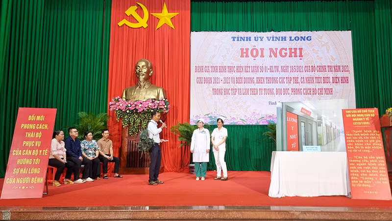 Một tiểu phẩm được biểu diễn tại hội nghị. Một tiểu phẩm được biểu diễn tại hội nghị.