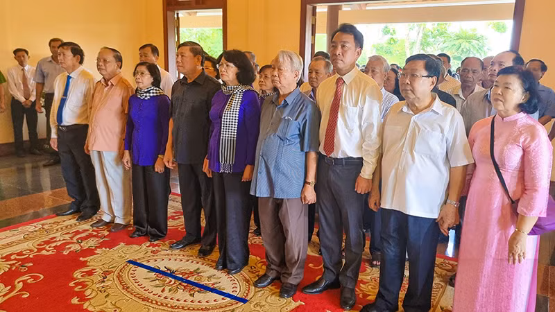 Đại biểu trang nghiêm chuẩn bị dâng hương tại Khu nhà thờ Thủ tướng Chính phủ Võ Văn Kiệt.