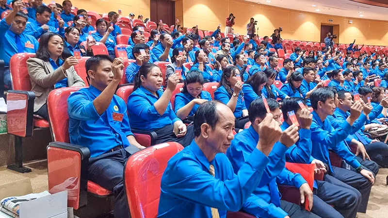 Đại biểu biểu quyết các chỉ tiêu Nghị quyết đề ra nhiệm kỳ mới. Đại biểu biểu quyết các chỉ tiêu Nghị quyết đề ra nhiệm kỳ mới.