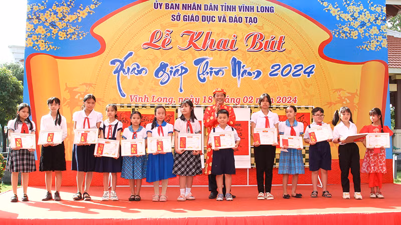 Khen thưởng các em học sinh đạt giải hội thi văn hay chữ đẹp.
