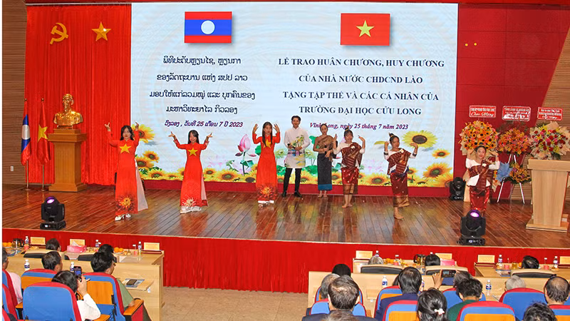 Một tiết mục văn nghệ thể hiện tình hữu nghị Việt Nam. Một tiết mục văn nghệ thể hiện tình hữu nghị Việt Nam.