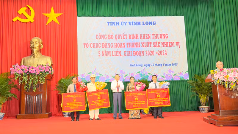 Lãnh đạo tỉnh Vĩnh Long khen thưởng cho những tổ chức đảng hoàn thành xuất sắc nhiệm vụ 5 năm liền (2020-2024).