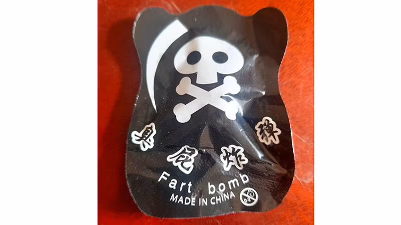 “Bom hôi” (Fart bomb, made in China) do các em học sinh mua bên ngoài rồi đem vào sân trường chơi. “Bom hôi” (Fart bomb, made in China) do các em học sinh mua bên ngoài rồi đem vào sân trường chơi.