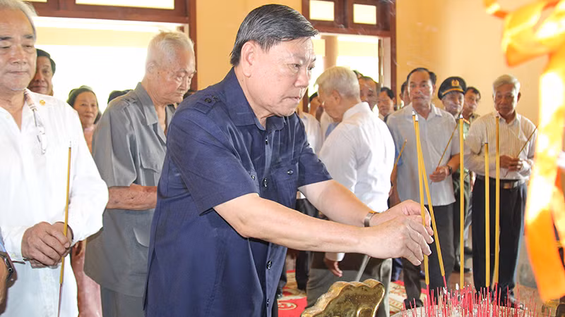 Phó Chủ nhiệm Thường trực Ủy ban kiểm tra Trung ương Trần Văn Rón dâng hương tại lễ kỷ niệm.