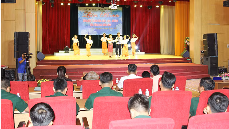 Tiết mục khai mạc của đội huyện Long Hồ. 