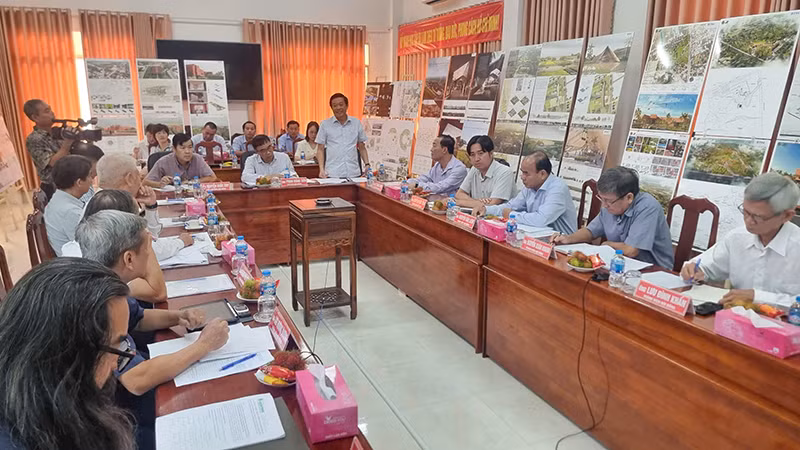 Bí thư Tỉnh ủy Vĩnh Long Bùi Văn Nghiêm phát biểu tại buổi chấm thi ý tưởng sáng 19/10. 