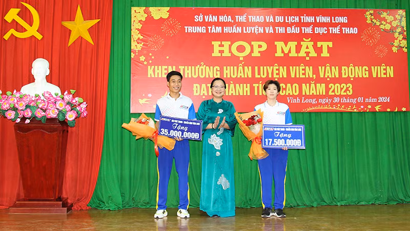 Lãnh đạo tỉnh Vĩnh Long trao thưởng cho vận động viên đạt thành tích cao