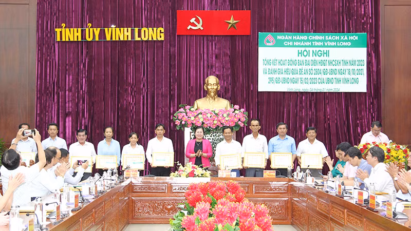 Trưởng Ban Tuyên giáo Tỉnh ủy Vĩnh Long Nguyễn Thị Minh Trang trao khen cho những cá nhân có thành tích đóng góp cho hoạt động tín dụng chính sách trên địa bàn tỉnh năm 2023. 