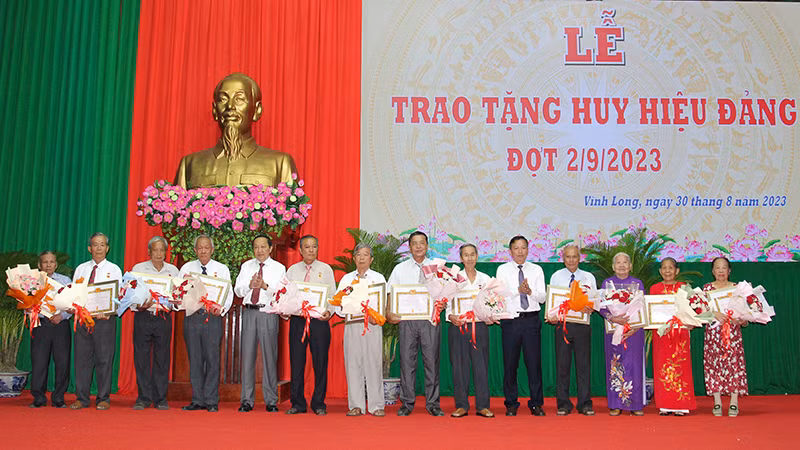 Lãnh đạo tỉnh Vĩnh Long trao tặng Huy hiệu Đảng cho những đảng viên 50 tuổi đảng trở lên. Lãnh đạo tỉnh Vĩnh Long trao tặng Huy hiệu Đảng cho những đảng viên 50 tuổi đảng trở lên.