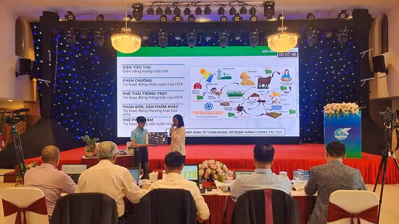 Thí sinh tham gia thuyết minh phần thi Dự án khởi nghiệp khu vực phía Nam tại Vĩnh Long.