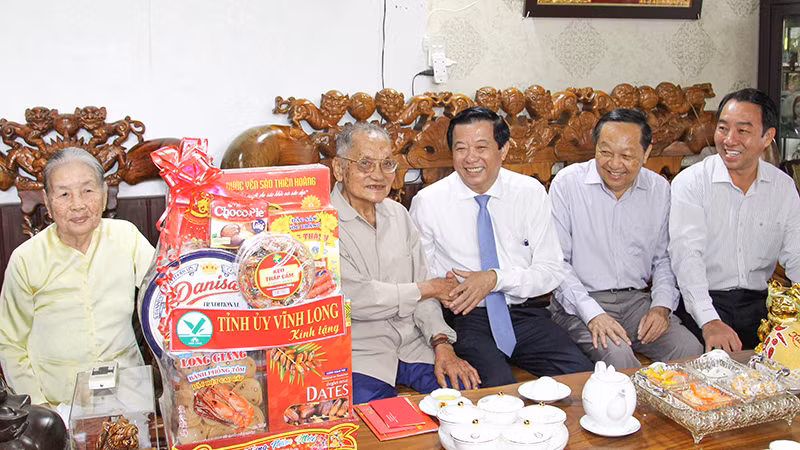Đoàn lãnh đạo tỉnh Vĩnh Long thăm và chúc Tết gia đình nguyên Bí thư Tỉnh ủy Vĩnh Long Nguyễn Ký Ức. Đoàn lãnh đạo tỉnh Vĩnh Long thăm và chúc Tết gia đình nguyên Bí thư Tỉnh ủy Vĩnh Long Nguyễn Ký Ức.