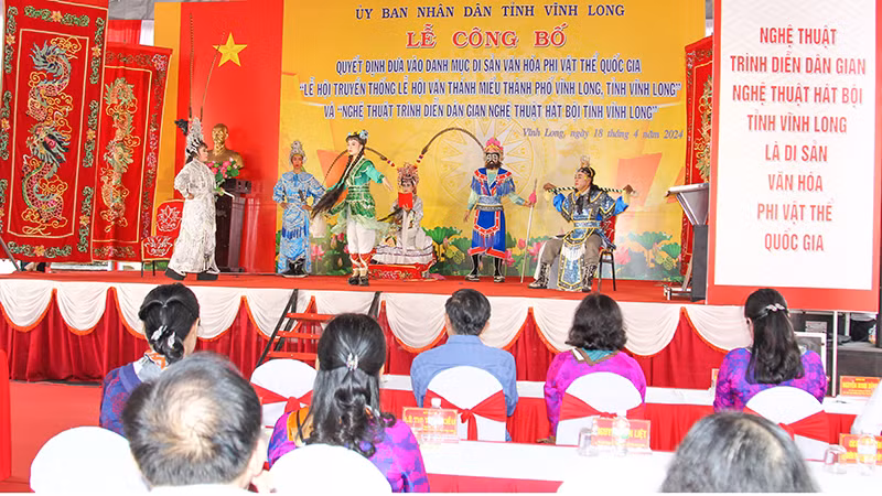 Nghệ thuật hát bội tỉnh Vĩnh Long có từ rất lâu đời và lưu truyền đến hôm nay. Nghệ thuật hát bội tỉnh Vĩnh Long có từ rất lâu đời và lưu truyền đến hôm nay.