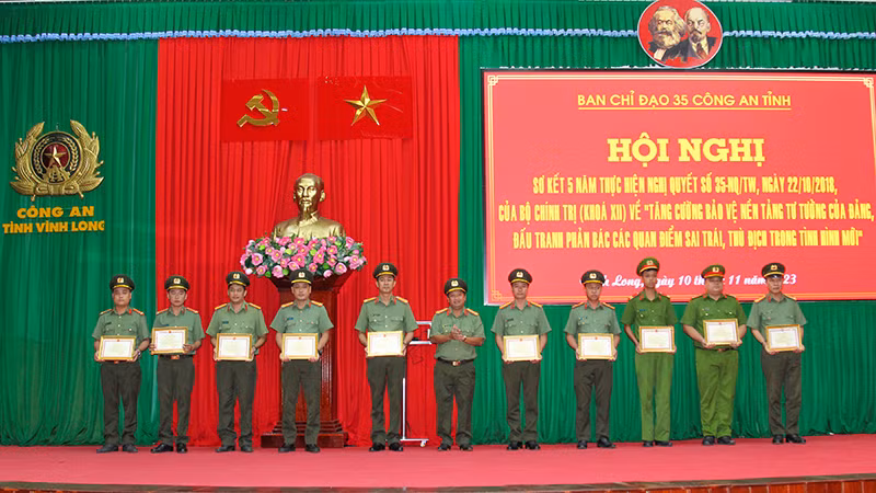 Những cá nhân được tuyên dương, khen thưởng tại hội nghị. 