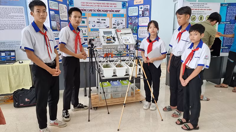Mô hình ứng dụng công nghệ thông tin của học sinh Vĩnh Long được trưng bày.