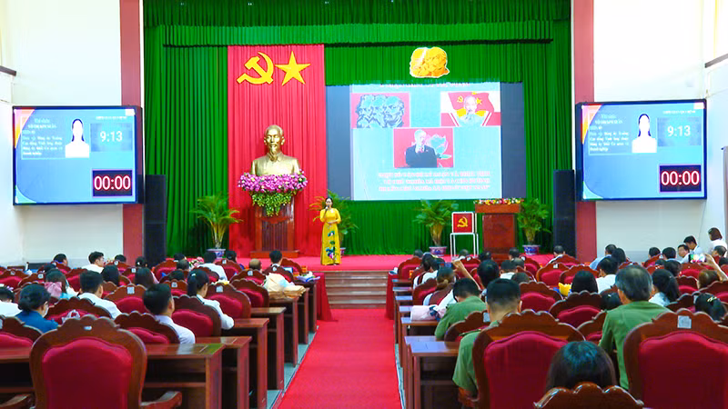 Thí sinh thuyết trình tại hội thi.