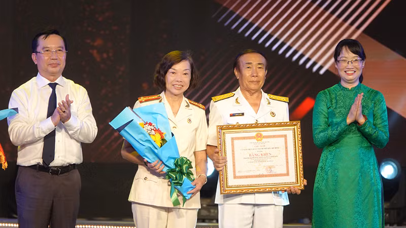 Lãnh đạo thành phố trao Bằng khen của Ủy ban nhân dân Thành phố Hồ Chí Minh cho các gia đình văn hóa-hạnh phúc tiêu biểu. Lãnh đạo thành phố trao Bằng khen của Ủy ban nhân dân Thành phố Hồ Chí Minh cho các gia đình văn hóa-hạnh phúc tiêu biểu.