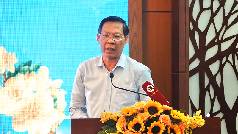 Chủ tịch Ủy ban nhân dân Thành phố Hồ Chí Minh Phan Văn Mãi phát biểu tại buổi gặp gỡ văn nghệ sĩ.