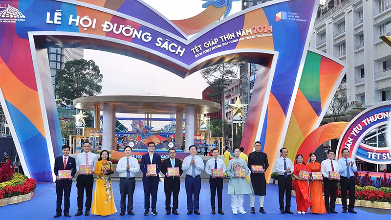 Các đại biểu lì xì sách Tết cho 10 công dân trẻ tiêu biểu của Thành phố Hồ Chí Minh.