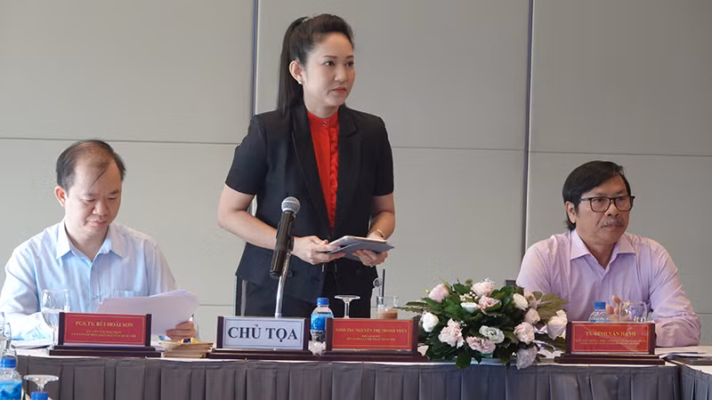 Nghệ sĩ Nhân dân Nguyễn Thị Thanh Thúy, Phó Giám đốc Sở Văn hóa và Thể thao Thành phố Hồ Chí Minh, phát biểu đề dẫn tọa đàm.