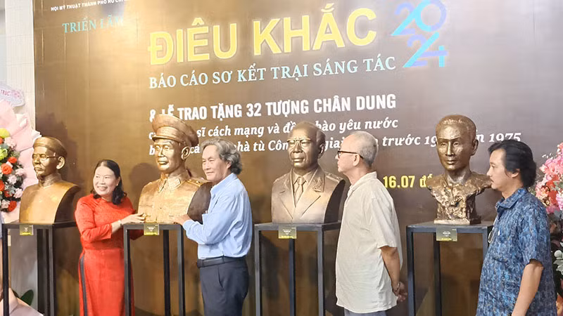 Hội Mỹ thuật Thành phố Hồ Chí Minh trao tặng 32 tượng chân dung chiến sĩ cách mạng cho Bảo tàng Côn Đảo.