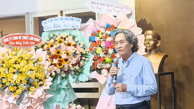 Giáo sư, Tiến sĩ, Nhà điêu khắc Nguyễn Xuân Tiên, Chủ tịch Hội Mỹ thuật Thành phố Hồ Chí Minh phát biểu tại buổi lễ.