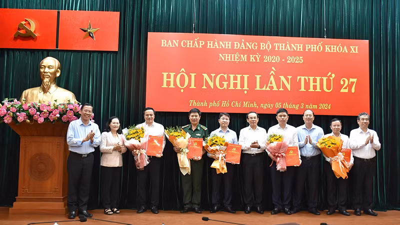 Lãnh đạo Thành phố Hồ Chí Minh chúc mừng 5 đồng chí được bổ sung vào Ban Chấp hành Đảng bộ Thành phố Hồ Chí Minh, nhiệm kỳ 2020-2025. Lãnh đạo Thành phố Hồ Chí Minh chúc mừng 5 đồng chí được bổ sung vào Ban Chấp hành Đảng bộ Thành phố Hồ Chí Minh, nhiệm kỳ 2020-2025.