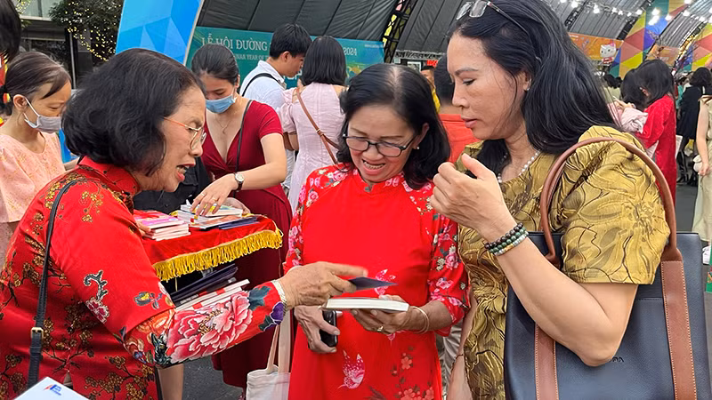 Tiến sĩ, Đại sứ Văn hóa đọc Quách Thu Nguyệt lì xì sách Tết cho du khách. Tiến sĩ, Đại sứ Văn hóa đọc Quách Thu Nguyệt lì xì sách Tết cho du khách.