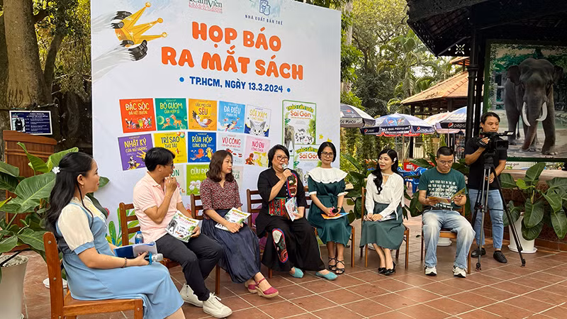 Giao lưu với các tác giả trong buổi họp báo ra mắt sách.
