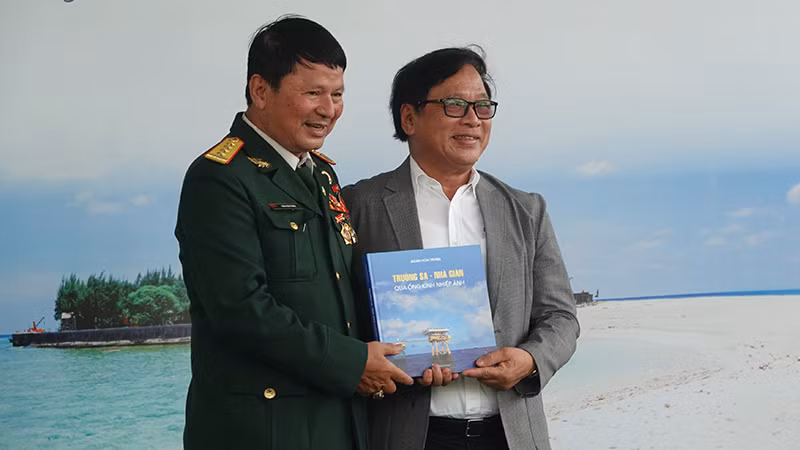 Chủ tịch Hội Nhiếp ảnh Thành phố Hồ Chí Minh Đoàn Hoài Trung tặng cho đường sách thành phố Thủ Đức tập sách ảnh Trường Sa-Nhà giàn. Chủ tịch Hội Nhiếp ảnh Thành phố Hồ Chí Minh Đoàn Hoài Trung tặng cho đường sách thành phố Thủ Đức tập sách ảnh Trường Sa-Nhà giàn.