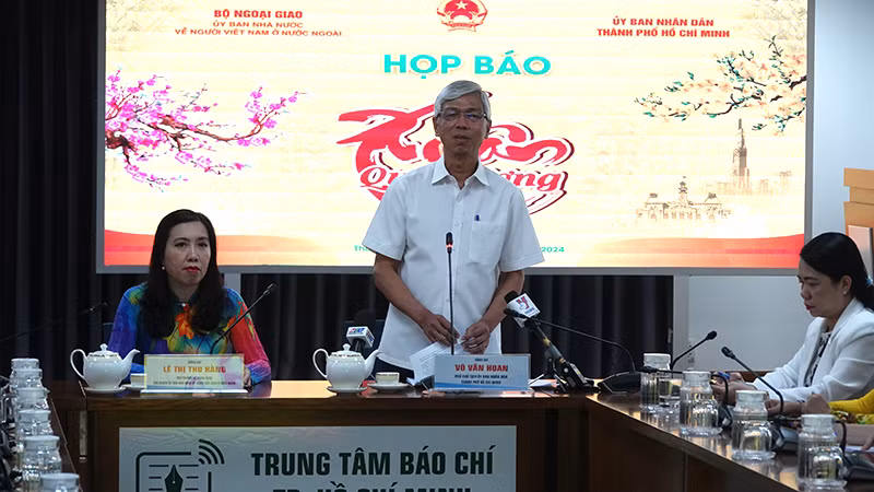 Phó Chủ tịch Ủy ban nhân dân Thành phố Hồ Chí Minh Võ Văn Hoan phát biểu tại buổi họp báo.