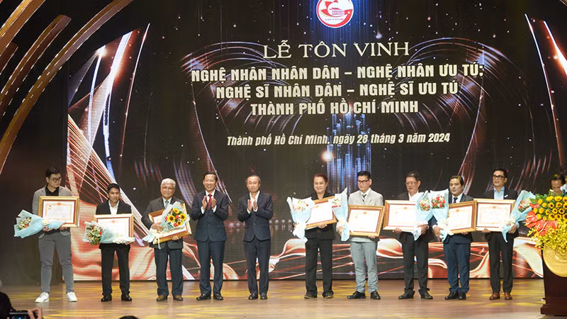 Lãnh đạo Thành phố Hồ Chí Minh trao danh hiệu Nghệ sĩ Ưu tú cho các nghệ sĩ.