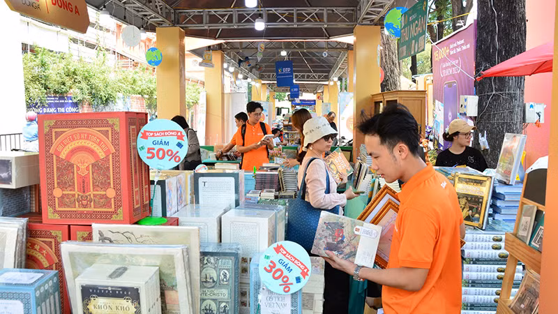Bạn đọc tìm sách trong Ngày Sách và Văn hóa đọc Việt Nam lần 3 tại Thành phố Hồ Chí Minh.