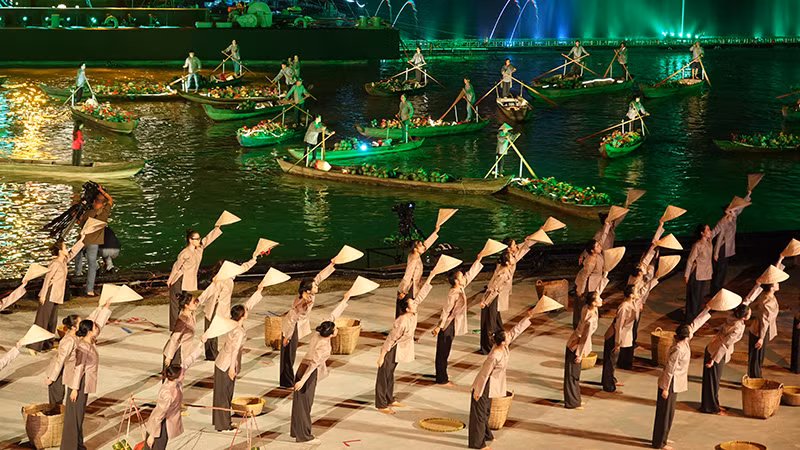 Chương trình nghệ thuật "Dòng sông kể chuyện" trong Lễ hội Sông nước lần 1 gây ấn tượng với khán giả.