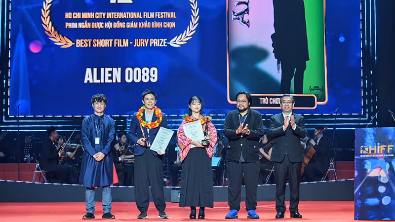 Lãnh đạo Thành phố Hồ Chí Minh trao giải "Phim được Hội đồng Giám khảo bình chọn và Phim ngắn được Hội đồng Giám khảo bình chọn". (Ảnh: Quốc Thanh)