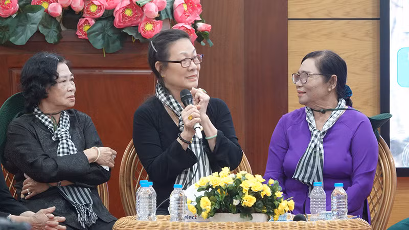 Cô Đoàn Thị Hồng Thắm (giữa), nguyên Tiểu đội Trưởng Thanh niên xung phong, Thành phố Hồ Chí Minh kể lại những kỷ niệm trên đường 1C huyền thoại. Cô Đoàn Thị Hồng Thắm (giữa), nguyên Tiểu đội Trưởng Thanh niên xung phong, Thành phố Hồ Chí Minh kể lại những kỷ niệm trên đường 1C huyền thoại.
