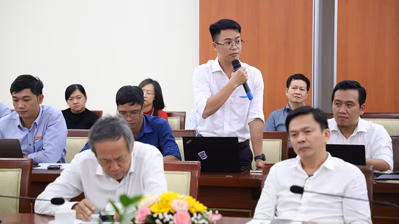Phóng viên Báo Thanh Niên phát biểu tại buổi họp mặt.