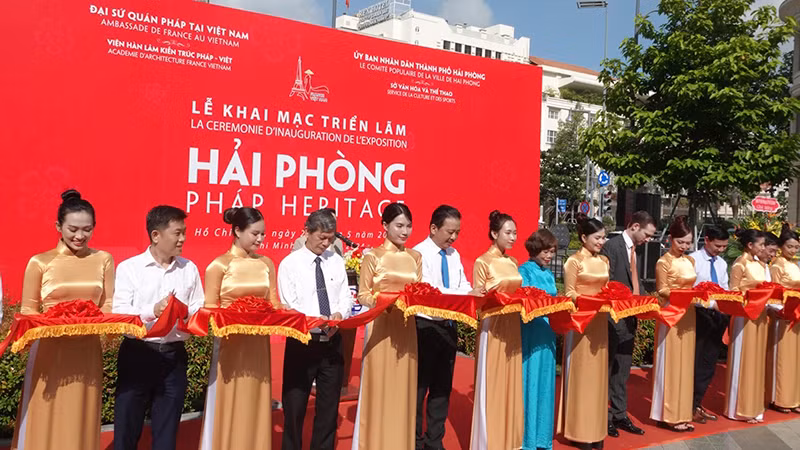Nghi thức cắt băng khai mạc triển lãm.