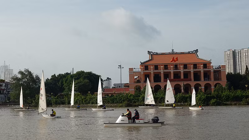 Sự kiện diễu hành trên sông trong lễ khai mạc Lễ hội Sông nước Thành phố Hồ Chí Minh lần thứ nhất năm 2023.