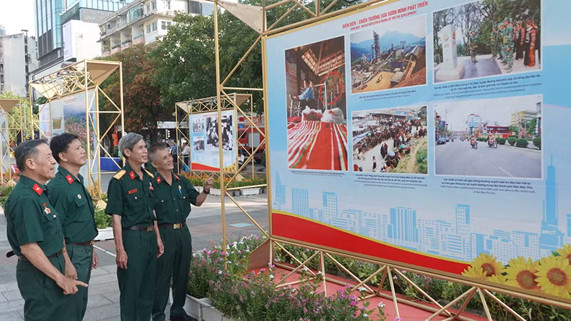 Các đồng chí cựu chiến binh tham quan triển lãm. Các đồng chí cựu chiến binh tham quan triển lãm.
