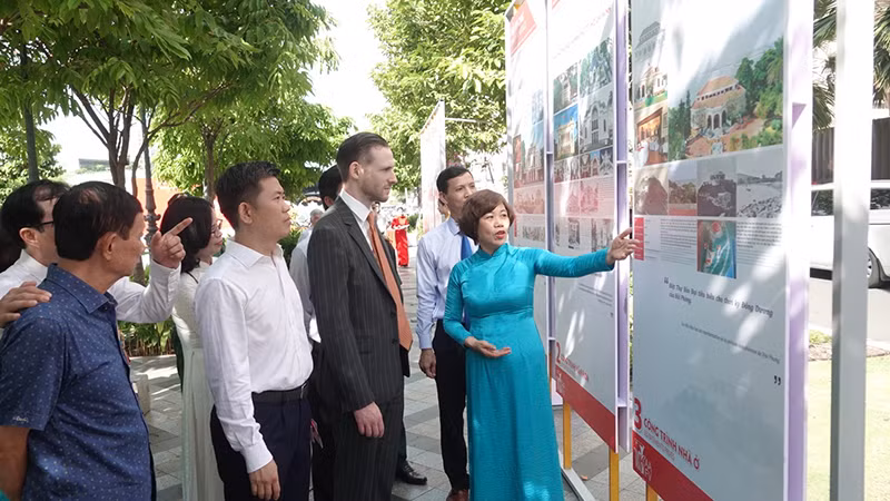 Các đại biểu tham quan triển lãm.