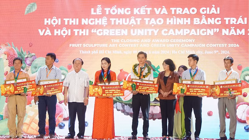 Trao giải cho các nghệ nhân đoạt giải bảng A. Trao giải cho các nghệ nhân đoạt giải bảng A.