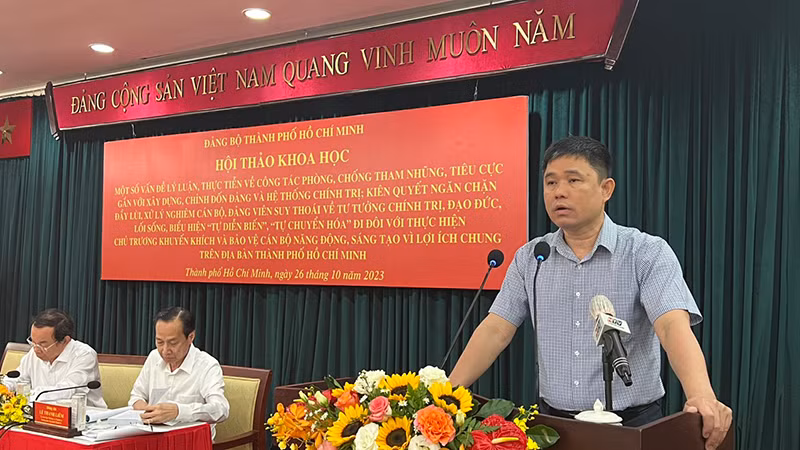 Đại biểu phát biểu tại Hội thảo khoa học về tác phẩm “Kiên quyết, kiên trì đấu tranh phòng, chống tham nhũng, tiêu cực, góp phần xây dựng Đảng và Nhà nước ta ngày càng trong sạch, vững mạnh” của đồng chí Tổng Bí thư Nguyễn Phú Trọng.