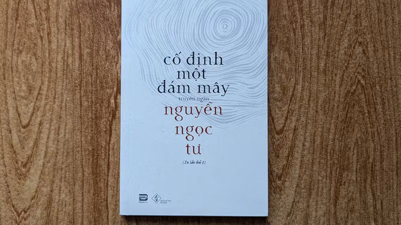 Ba tác phẩm của Nhà văn Nguyễn Ngọc Tư được trao giải Văn học Điền Trì nằm trong tập truyện "Cố định một đám mây". (Ảnh do nhà văn Nguyễn Ngọc Tư cung cấp) Ba tác phẩm của Nhà văn Nguyễn Ngọc Tư được trao giải Văn học Điền Trì nằm trong tập truyện "Cố định một đám mây". (Ảnh do nhà văn Nguyễn Ngọc Tư cung cấp)