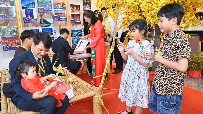 Không gian Tết Việt tại chương trình. Ảnh: Quốc Thanh