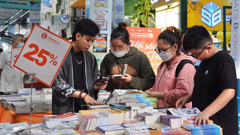 Doanh thu tại Đường sách thành phố năm 2023 gần 60 tỷ đồng. Doanh thu tại Đường sách thành phố năm 2023 gần 60 tỷ đồng.