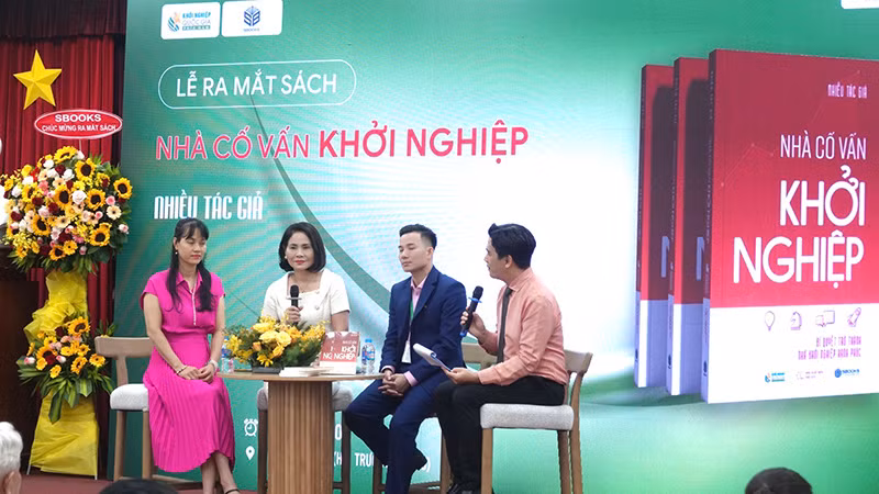 Giao lưu với các tác giả thực hiện cuốn "Nhà cố vấn khởi nghiệp - Bí quyết trở thành nhà khởi nghiệp hạnh phúc". Giao lưu với các tác giả thực hiện cuốn "Nhà cố vấn khởi nghiệp - Bí quyết trở thành nhà khởi nghiệp hạnh phúc".
