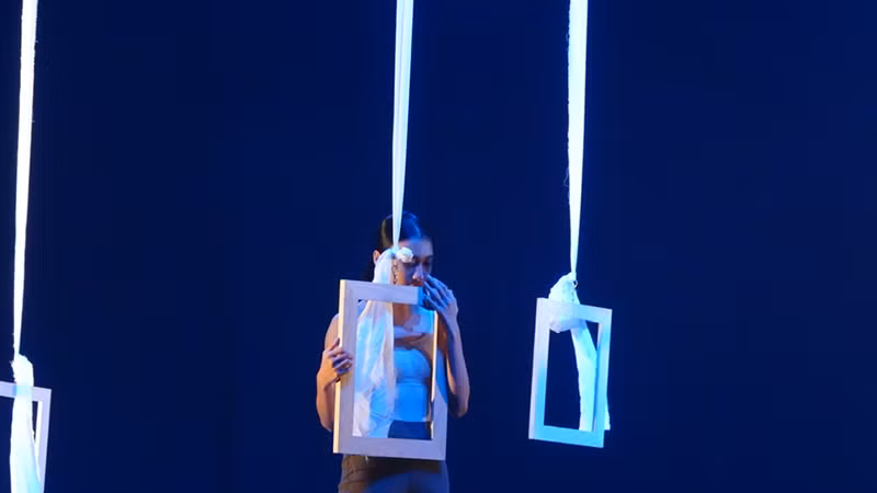 Vở kịch múa Hoàng hôn có sự kết nối giữa ballet và hiện đại. Vở kịch múa Hoàng hôn có sự kết nối giữa ballet và hiện đại.