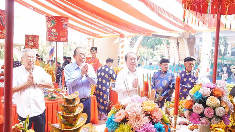 Đại biểu dâng hương, dâng hoa tưởng nhớ các Vua Hùng tại Công viên Du lịch Văn hóa Suối Tiên. Đại biểu dâng hương, dâng hoa tưởng nhớ các Vua Hùng tại Công viên Du lịch Văn hóa Suối Tiên.