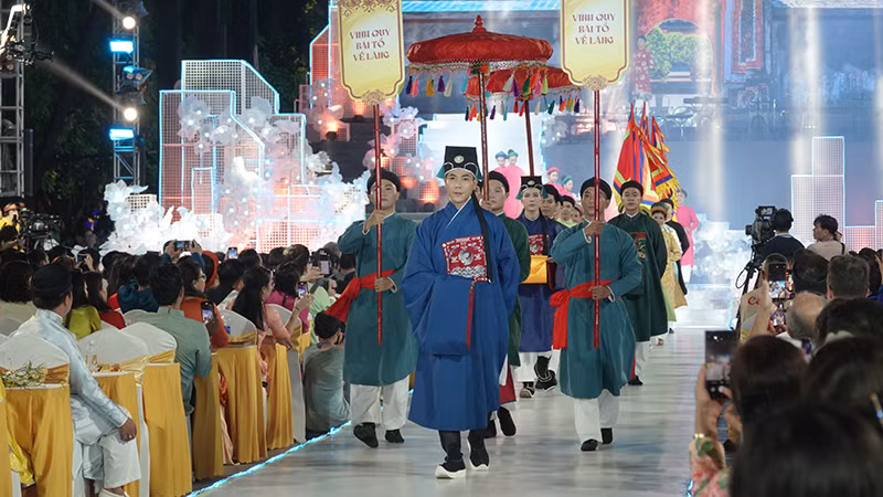 Trình diễn hoạt cảnh "Vinh quy bái tổ về làng".